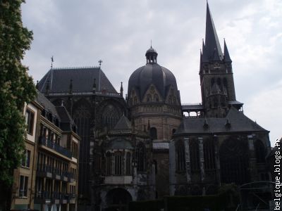 catherale de Aachen (où a été découvert le cercueil de charlemagne)